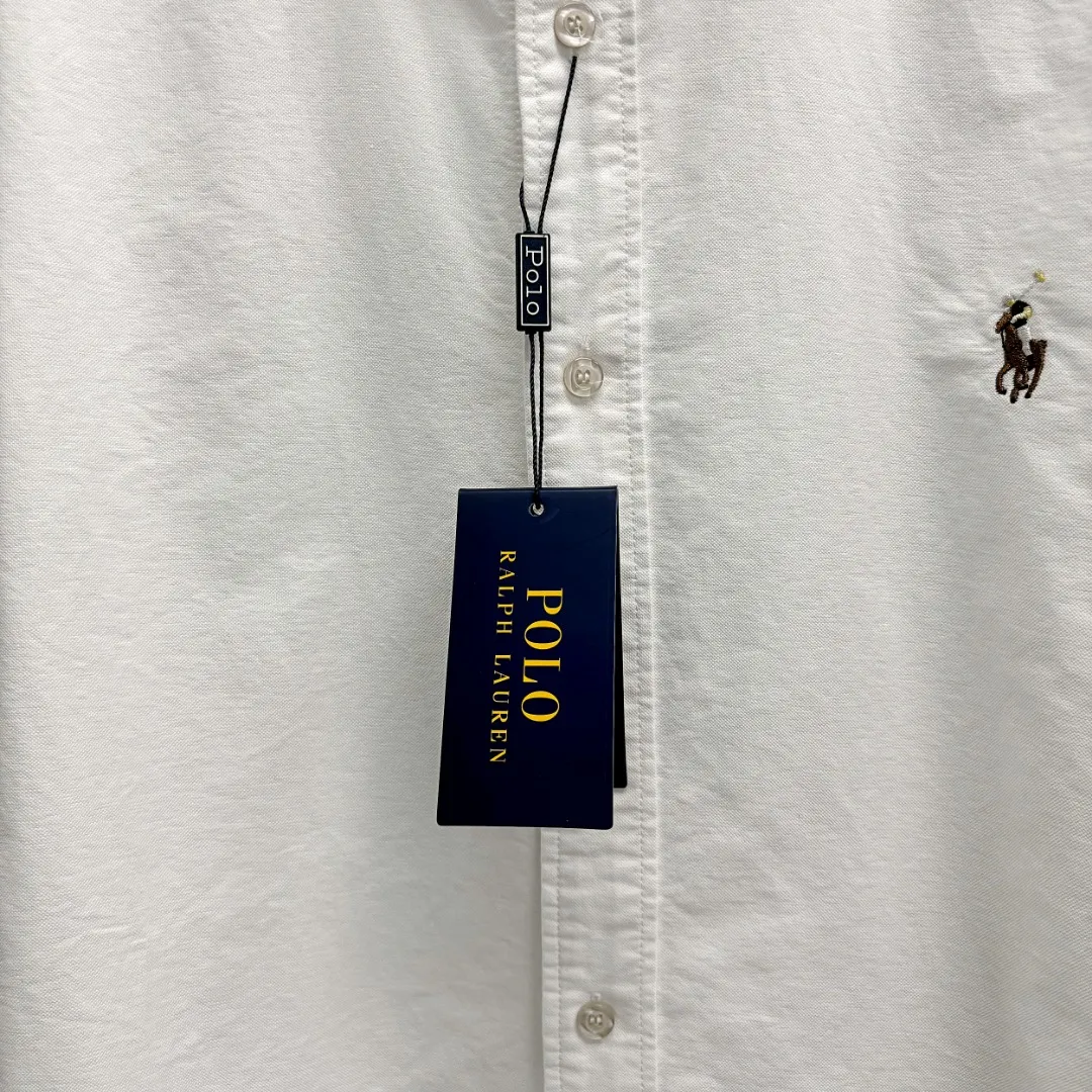 P210 Ralph Lauren/Ralph Lauren cotton oxford embroidered shirt uses 100% cotton oxford fabric. The unique texture of oxford is more textured than ordinary cotton shirts. The 100% cotton material makes it have good breathability. High fabric strength and good wear resistance. Comfortable to wear. Not easy to sweat. Loose fit. The upper body is three-dimensional. The lines are smooth and natural. From the shoulder line to the waistline to the hem, the line transition is smooth. There are no unnecessary folds or accumulations. The whole body is neat and stretched. The chest is embellished with the iconic pony embroidery. Simple but highly recognizable. The color transition of the embroidery thread is natural. The stitches are even and uniform in spacing and size. The stitches can also be connected naturally. The lines are smooth and not stiff. Size: S M L XL